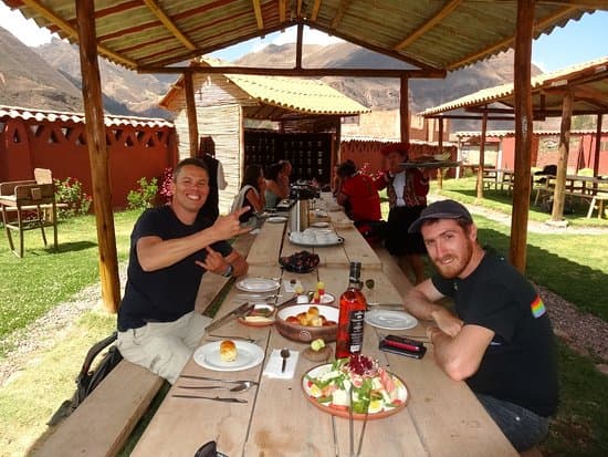 Banquete al aire libre bajo la pérgola y jardines de PARWA Lamay