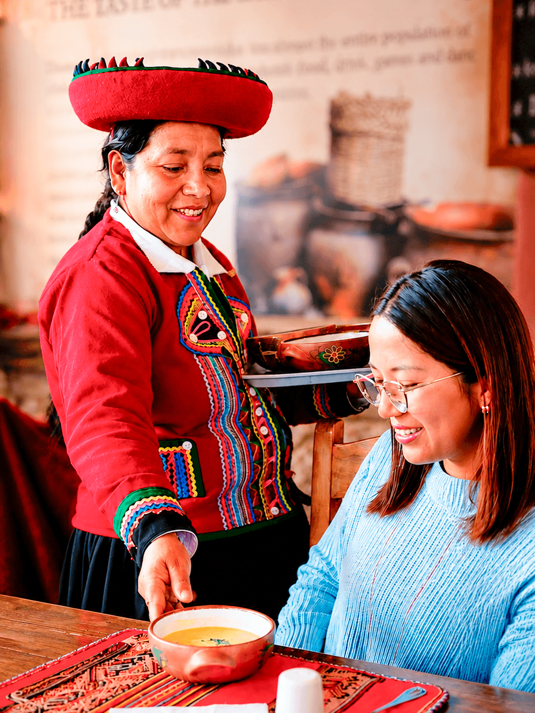 Comensales disfrutando la experiencia gastronómica y atención comunitaria en PARWA Lamay