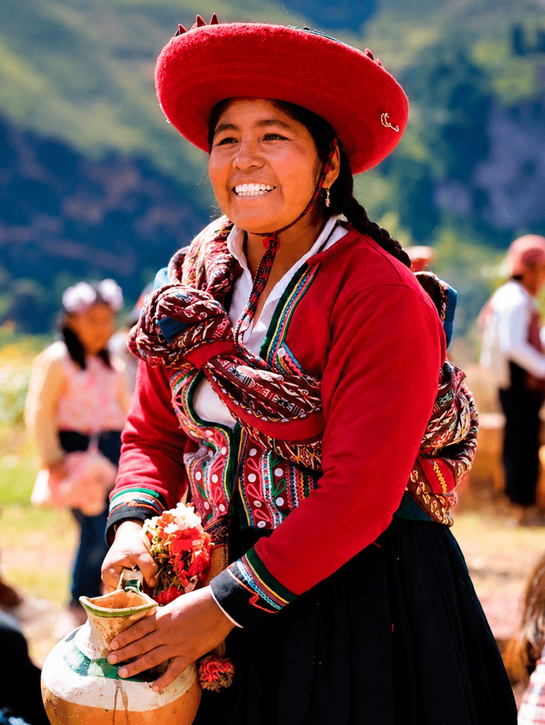 Mujer comunera de Huchuy Qosqo en vestimenta tradicional y hospitalidad de PARWA Lamay