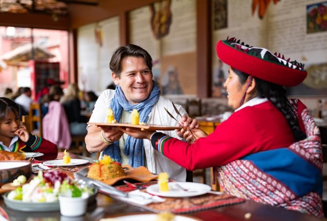 Ambiente de restaurante y atención comunitaria en PARWA Lamay
