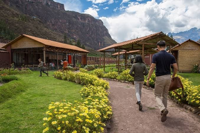 Experiencia gastronómica y comensales en los jardines de PARWA Lamay